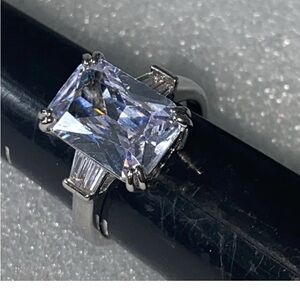 Elegant Silver Women's Ring with Clear Gemstone